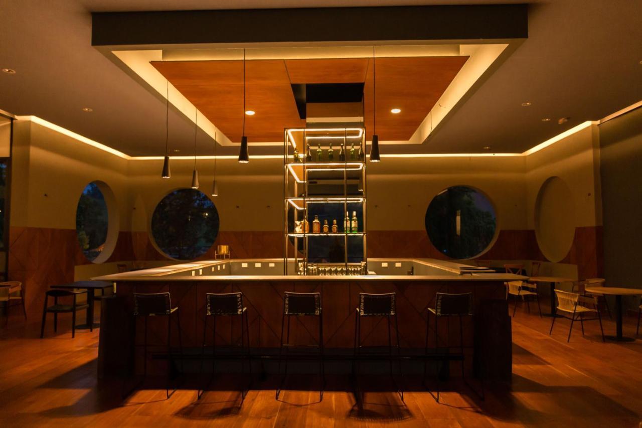 Termales El Otono Hotel La Enea ภายนอก รูปภาพ The bar at the 2012-opened lounge