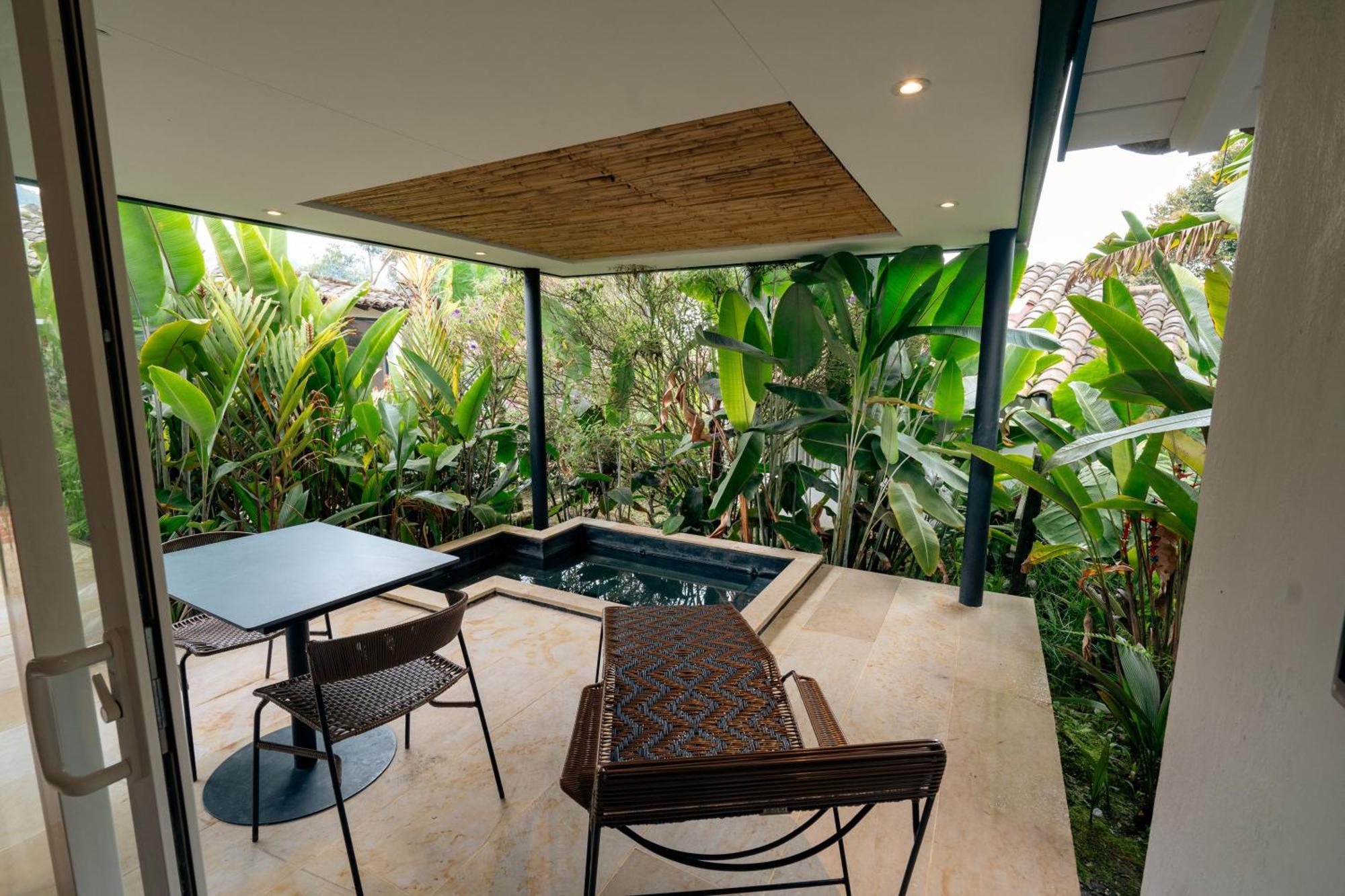 Termales El Otono Hotel La Enea ภายนอก รูปภาพ A private pool at the hotel