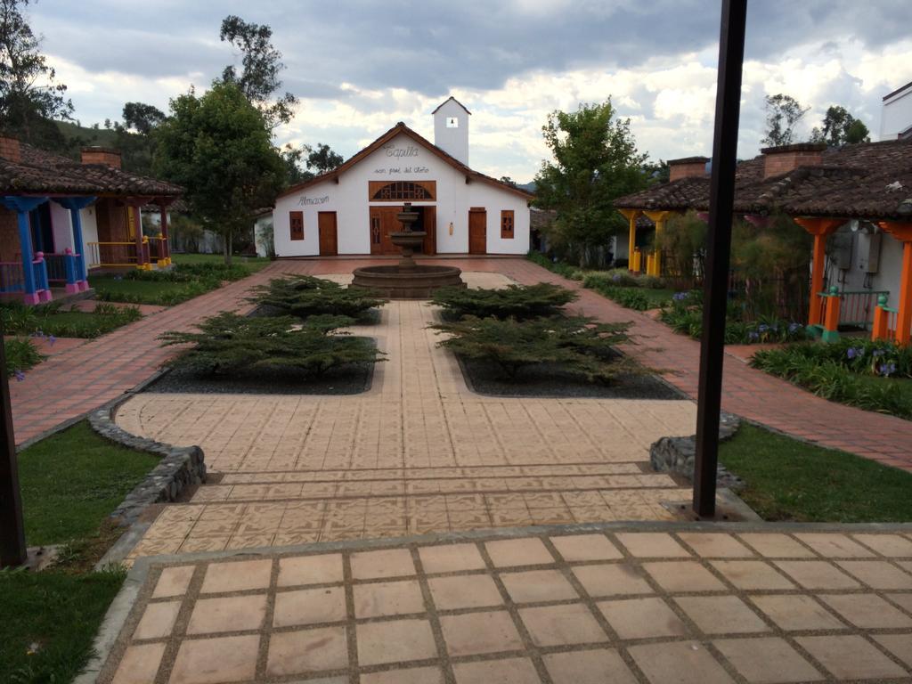 Termales El Otono Hotel La Enea ภายนอก รูปภาพ View of the main square in La Capilla